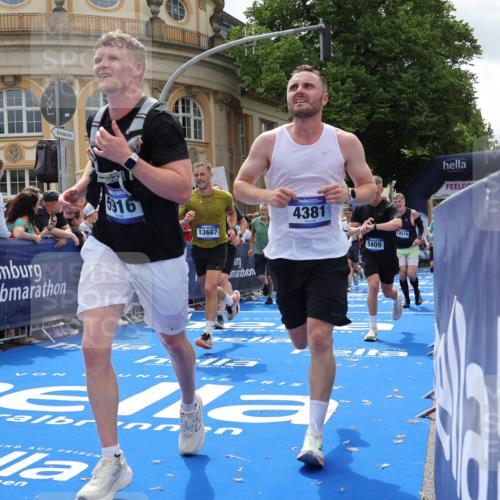 29.06.2025 - hella hamburg halbmarathon Strokosch-Dieckow http://msf.ph/oto/8250648 29.06.2025 10:40:13 Ziel 3547, 4381, 5007, 5409, 5410, 5508, 5803, 5916, 7495, 8465, 8933, 10968, 11731, 12704, 13667, 14699, 18614, 18979 meine-sportfotos.de