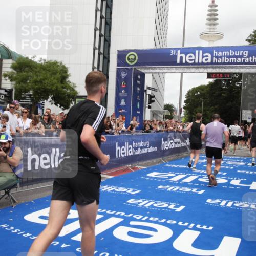 29.06.2025 - hella hamburg halbmarathon Michael Strokosch http://msf.ph/oto/8250652 29.06.2025 10:58:13 Ziel 1563, 1611, 2907, 4319, 4426, 6892, 8290, 10408, 13666, 15125, 15189 meine-sportfotos.de