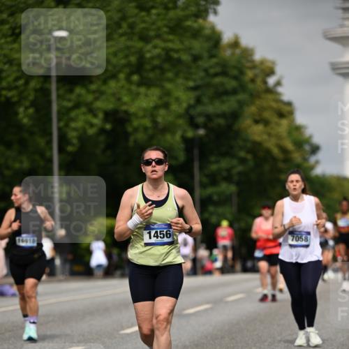 29.06.2025 - hella hamburg halbmarathon Dr. Thomas Lammeyer http://msf.ph/oto/8250659 29.06.2025 10:14:21 Kennedybrücke 1052, 1186, 1456, 1483, 1513, 4389, 7058, 7250, 7685, 8090, 8685, 9150, 9681, 9816, 9829, 9988, 11180 meine-sportfotos.de