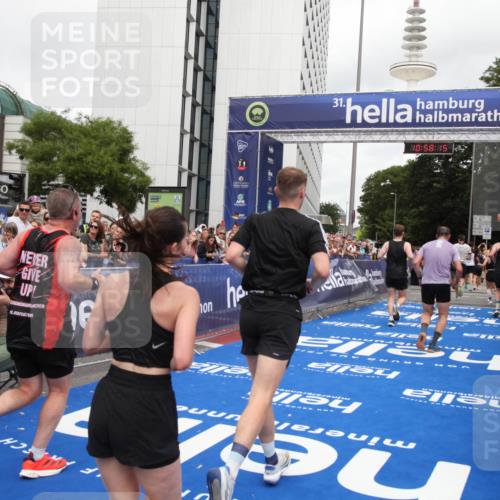 29.06.2025 - hella hamburg halbmarathon Michael Strokosch http://msf.ph/oto/8250687 29.06.2025 10:58:13 Ziel 1563, 1611, 2907, 4319, 4426, 6892, 8290, 10408, 13666, 15125, 15189 meine-sportfotos.de
