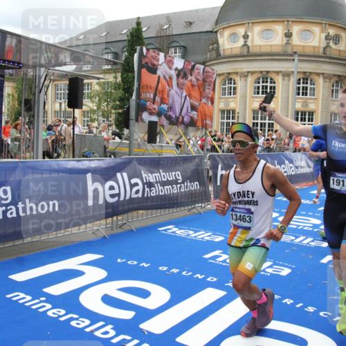 29.06.2025 - hella hamburg halbmarathon Michael Strokosch http://msf.ph/oto/8250694 29.06.2025 10:49:57 Ziel 2540, 4017, 5460, 8454, 8455, 9126, 9200, 9491, 9597, 12527, 12733, 13463, 16716, 16732, 16800, 16887, 19109, 19122 meine-sportfotos.de