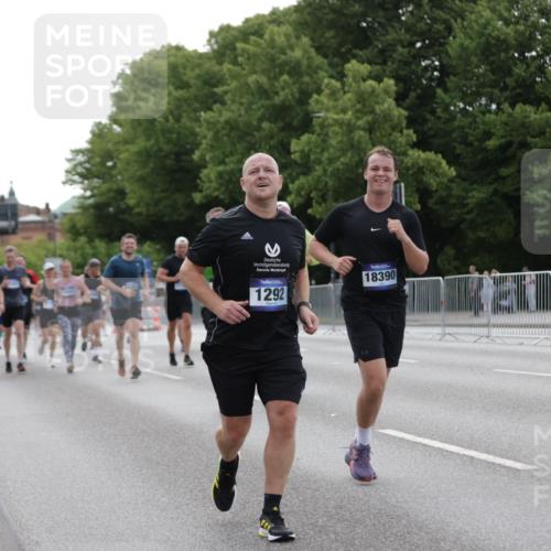 29.06.2025 - hella hamburg halbmarathon Jannik Wohlers http://msf.ph/oto/8250702 29.06.2025 10:30:57 Lombardsbrücke 1292, 1979, 2414, 2914, 4561, 4817, 5165, 5437, 5846, 5943, 6057, 6078, 7604, 7772, 8050, 8072, 8073, 10111, 10586, 11587, 14349, 15725, 16457, 16978, 17509, 17587, 17706, 17989, 18390, 18507, 18883, 18943 meine-sportfotos.de