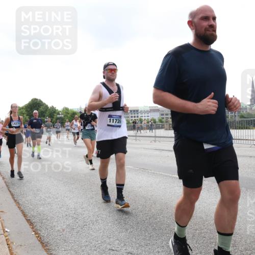 29.06.2025 - hella hamburg halbmarathon Lena Gebhardt http://msf.ph/oto/8250719 29.06.2025 10:45:40 Lombardsbrücke 1004, 1033, 1060, 1085, 1100, 1104, 1421, 1426, 1555, 1713, 1798, 1854, 1983, 2008, 2216, 2217, 2522, 2550, 2657, 2664, 2917, 2954, 2965, 2973, 3160, 3164, 3357, 3377, 3879, 3993, 4099, 4102, 4104, 4224, 4306, 4317, 4388, 4504, 4572, 4820, 4851, 5044, 5099, 5108, 5339, 5635, 5636, 5949, 6133, 6150, 6333, 6623, 6763, 6788, 6911, 6922, 6980, 7268, 7283, 7356, 7530, 7541, 7605, 7859, 8605, 8745, 9120, 9121, 9620, 10030, 10182, 10225, 10327, 10329, 10367, 10511, 11314 meine-sportfotos.de