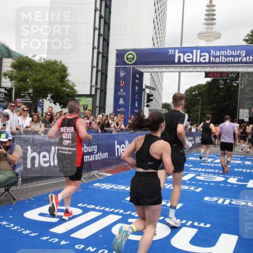29.06.2025 - hella hamburg halbmarathon Michael Strokosch http://msf.ph/oto/8250722 29.06.2025 10:58:14 Ziel 1563, 1611, 2907, 4319, 4426, 6104, 8290, 10408, 13666, 15125, 15189, 18068 meine-sportfotos.de