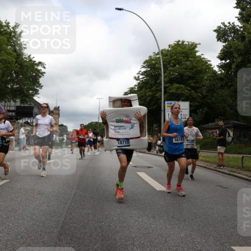 29.06.2025 - hella hamburg halbmarathon Yannick Fuchs http://msf.ph/oto/8250730 29.06.2025 10:47:56 20KM 1267, 1422, 1442, 1502, 1549, 1870, 2058, 2070, 2354, 2432, 2518, 2630, 3096, 3103, 3819, 4299, 5020, 5259, 6260, 6294, 6374, 6511, 6512, 7274, 7395, 7478, 7973, 8285, 8335, 8394, 9032, 9380, 9791, 9922, 10040, 11009, 11068, 11430, 11789, 11844, 12321, 12607, 12632, 13033, 13397, 13794, 13803, 13912, 14026, 14239, 14702, 15146, 15441, 15838, 15856, 15946, 16780, 17348, 17482, 18143, 18308, 18418, 18450, 18514, 18612, 19067 meine-sportfotos.de