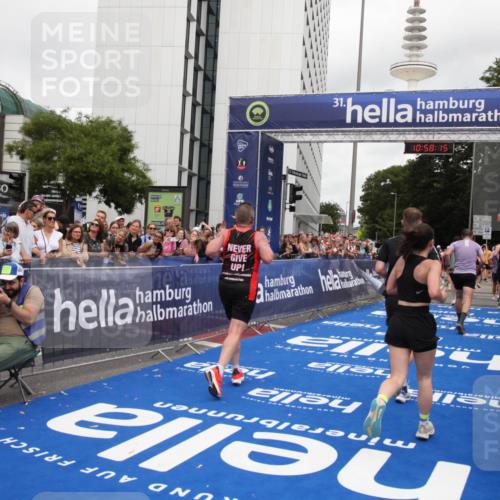 29.06.2025 - hella hamburg halbmarathon Michael Strokosch http://msf.ph/oto/8250759 29.06.2025 10:58:14 Ziel 1563, 1611, 2907, 4319, 4426, 6104, 8290, 10408, 13666, 15125, 15189, 18068 meine-sportfotos.de
