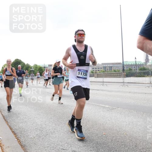 29.06.2025 - hella hamburg halbmarathon Lena Gebhardt http://msf.ph/oto/8250782 29.06.2025 10:45:41 Lombardsbrücke 1004, 1033, 1060, 1085, 1100, 1104, 1421, 1426, 1555, 1713, 1798, 1854, 1983, 2008, 2216, 2217, 2398, 2522, 2550, 2657, 2664, 2917, 2954, 2965, 2973, 3160, 3164, 3357, 3377, 3879, 3993, 4099, 4102, 4104, 4224, 4306, 4317, 4388, 4504, 4572, 4820, 4851, 5044, 5099, 5108, 5339, 5635, 5636, 5949, 6133, 6150, 6333, 6623, 6763, 6788, 6911, 6922, 6980, 7268, 7283, 7356, 7530, 7541, 7605, 7859, 8605, 8745, 9120, 9121, 9620, 10030, 10182, 10225, 10327, 10329, 10367, 10511, 11314 meine-sportfotos.de