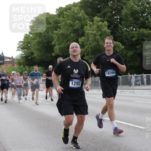 29.06.2025 - hella hamburg halbmarathon Jannik Wohlers http://msf.ph/oto/8250783 29.06.2025 10:30:57 Lombardsbrücke 1292, 1979, 2414, 2914, 4561, 4817, 5165, 5437, 5846, 5943, 6057, 6078, 7604, 7772, 8050, 8072, 8073, 10111, 10586, 11587, 14349, 15725, 16457, 16978, 17509, 17587, 17706, 17989, 18390, 18507, 18883, 18943 meine-sportfotos.de