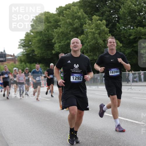 29.06.2025 - hella hamburg halbmarathon Jannik Wohlers http://msf.ph/oto/8250788 29.06.2025 10:30:57 Lombardsbrücke 1292, 1979, 2414, 2914, 4561, 4817, 5165, 5437, 5846, 5943, 6057, 6078, 7604, 7772, 8050, 8072, 8073, 10111, 10586, 11587, 14349, 15725, 16457, 16978, 17509, 17587, 17706, 17989, 18390, 18507, 18883, 18943 meine-sportfotos.de