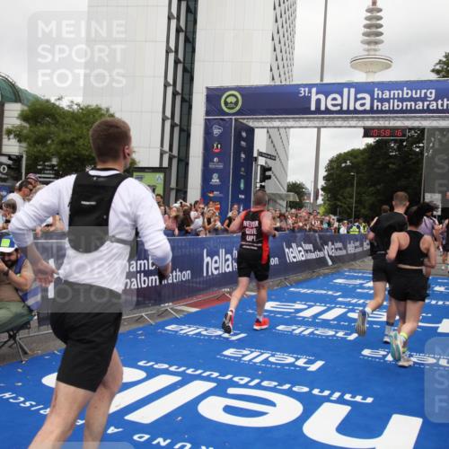 29.06.2025 - hella hamburg halbmarathon Michael Strokosch http://msf.ph/oto/8250796 29.06.2025 10:58:15 Ziel 1563, 2907, 4426, 6104, 8290, 10408, 13666, 14631, 15125, 15189, 18068 meine-sportfotos.de
