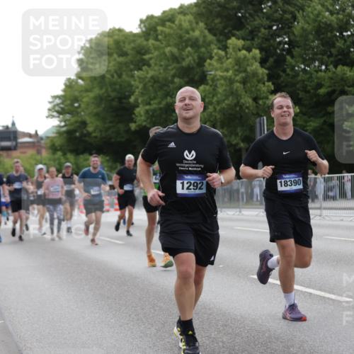 29.06.2025 - hella hamburg halbmarathon Jannik Wohlers http://msf.ph/oto/8250803 29.06.2025 10:30:57 Lombardsbrücke 1292, 1979, 2414, 2914, 4561, 4817, 5165, 5437, 5846, 5943, 6057, 6078, 7604, 7772, 8050, 8072, 8073, 10111, 10586, 11587, 14349, 15725, 16457, 16978, 17509, 17587, 17706, 17989, 18390, 18507, 18883, 18943 meine-sportfotos.de