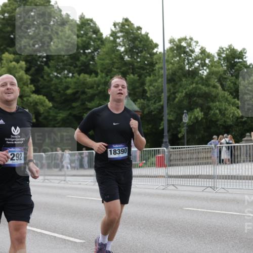 29.06.2025 - hella hamburg halbmarathon Jannik Wohlers http://msf.ph/oto/8250823 29.06.2025 10:30:57 Lombardsbrücke 1292, 1979, 2414, 2914, 4561, 4817, 5165, 5437, 5846, 5943, 6057, 6078, 7604, 7772, 8050, 8072, 8073, 10111, 10586, 11587, 14349, 15725, 16457, 16978, 17509, 17587, 17706, 17989, 18390, 18507, 18883, 18943 meine-sportfotos.de