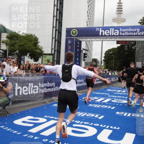 29.06.2025 - hella hamburg halbmarathon Michael Strokosch http://msf.ph/oto/8250839 29.06.2025 10:58:15 Ziel 1563, 2907, 4426, 6104, 8290, 10408, 13666, 14631, 15125, 15189, 18068 meine-sportfotos.de