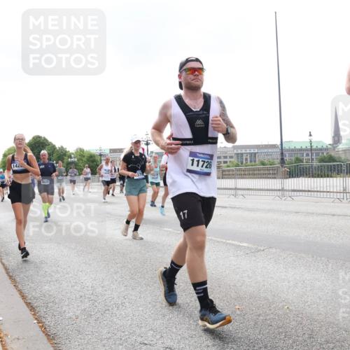 29.06.2025 - hella hamburg halbmarathon Lena Gebhardt http://msf.ph/oto/8250863 29.06.2025 10:45:41 Lombardsbrücke 1004, 1033, 1060, 1085, 1100, 1104, 1421, 1426, 1555, 1713, 1798, 1854, 1983, 2008, 2216, 2217, 2398, 2522, 2550, 2657, 2664, 2917, 2954, 2965, 2973, 3160, 3164, 3357, 3377, 3879, 3993, 4099, 4102, 4104, 4224, 4306, 4317, 4388, 4504, 4572, 4820, 4851, 5044, 5099, 5108, 5339, 5635, 5636, 5949, 6133, 6150, 6333, 6623, 6763, 6788, 6911, 6922, 6980, 7268, 7283, 7356, 7530, 7541, 7605, 7859, 8605, 8745, 9120, 9121, 9620, 10030, 10182, 10225, 10327, 10329, 10367, 10511, 11314 meine-sportfotos.de