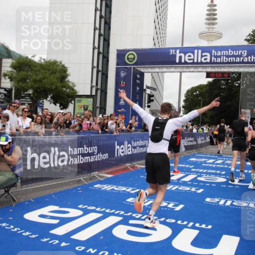 29.06.2025 - hella hamburg halbmarathon Michael Strokosch http://msf.ph/oto/8250879 29.06.2025 10:58:15 Ziel 1563, 2907, 4426, 6104, 8290, 10408, 13666, 14631, 15125, 15189, 18068 meine-sportfotos.de