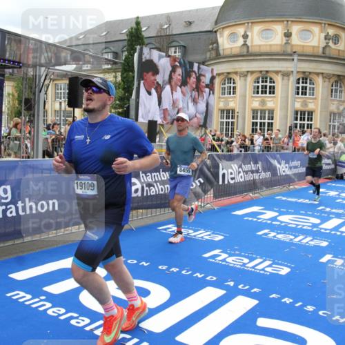 29.06.2025 - hella hamburg halbmarathon Michael Strokosch http://msf.ph/oto/8250881 29.06.2025 10:49:59 Ziel 2540, 3692, 3852, 4017, 5460, 7100, 8454, 8455, 9126, 9213, 9491, 9597, 12271, 12527, 12733, 13463, 16716, 16732, 16887, 19109, 19112, 19122 meine-sportfotos.de