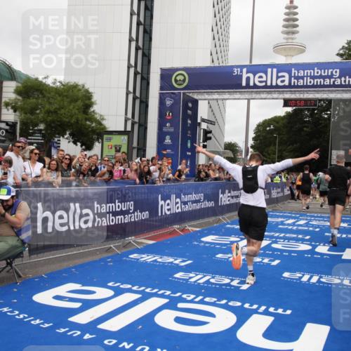 29.06.2025 - hella hamburg halbmarathon Michael Strokosch http://msf.ph/oto/8250921 29.06.2025 10:58:16 Ziel 1563, 2907, 4426, 6104, 8290, 14631, 15125, 15189, 18068 meine-sportfotos.de