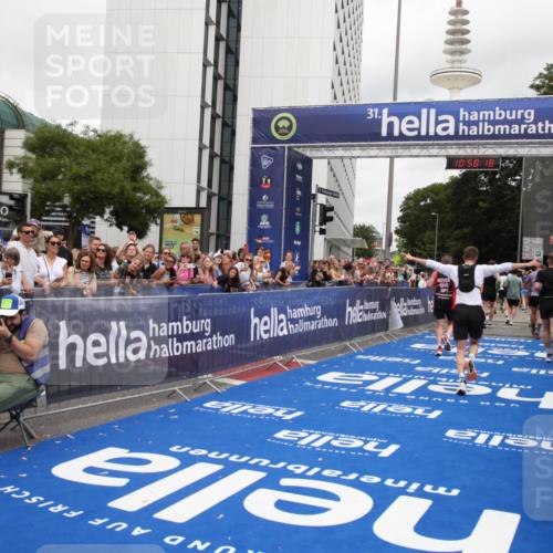 29.06.2025 - hella hamburg halbmarathon Michael Strokosch http://msf.ph/oto/8250942 29.06.2025 10:58:16 Ziel 1563, 2907, 4426, 6104, 8290, 14631, 15125, 15189, 18068 meine-sportfotos.de