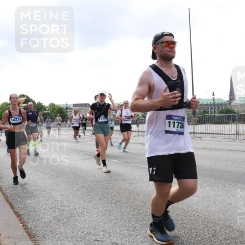 29.06.2025 - hella hamburg halbmarathon Lena Gebhardt http://msf.ph/oto/8250947 29.06.2025 10:45:41 Lombardsbrücke 1004, 1033, 1060, 1085, 1100, 1104, 1421, 1426, 1555, 1713, 1798, 1854, 1983, 2008, 2216, 2217, 2398, 2522, 2550, 2657, 2664, 2917, 2954, 2965, 2973, 3160, 3164, 3357, 3377, 3879, 3993, 4099, 4102, 4104, 4224, 4306, 4317, 4388, 4504, 4572, 4820, 4851, 5044, 5099, 5108, 5339, 5635, 5636, 5949, 6133, 6150, 6333, 6623, 6763, 6788, 6911, 6922, 6980, 7268, 7283, 7356, 7530, 7541, 7605, 7859, 8605, 8745, 9120, 9121, 9620, 10030, 10182, 10225, 10327, 10329, 10367, 10511, 11314 meine-sportfotos.de