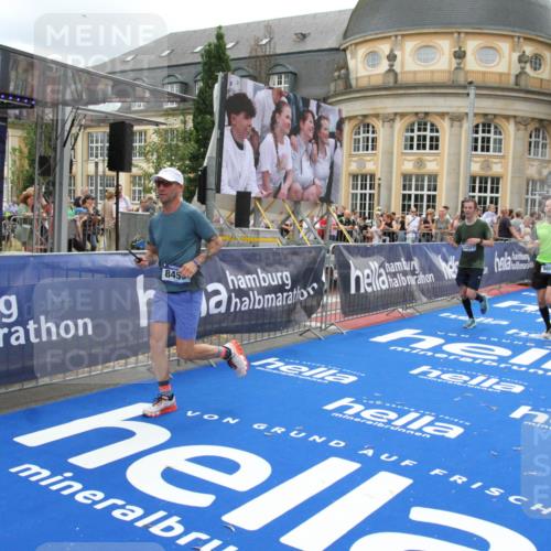 29.06.2025 - hella hamburg halbmarathon Michael Strokosch http://msf.ph/oto/8250957 29.06.2025 10:49:59 Ziel 2540, 3692, 3852, 4017, 5460, 7100, 8454, 8455, 9126, 9213, 9491, 9597, 12271, 12527, 12733, 13463, 16716, 16732, 16887, 19109, 19112, 19122 meine-sportfotos.de