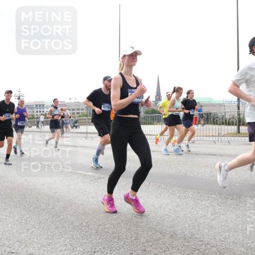 29.06.2025 - hella hamburg halbmarathon Lena Gebhardt http://msf.ph/oto/8250961 29.06.2025 10:34:09 Lombardsbrücke 1189, 1275, 1417, 1672, 1705, 1787, 1896, 2265, 2412, 2464, 2482, 2496, 2510, 2511, 2526, 2801, 2933, 3145, 3264, 3340, 3345, 3560, 3829, 3848, 4479, 4696, 4807, 4824, 4826, 4942, 5096, 5141, 5557, 5561, 5566, 5584, 5609, 5691, 5821, 5822, 5887, 6105, 6364, 6515, 6516, 6571, 6574, 6956, 7027, 7324, 7329, 7565, 8202, 8277, 8349, 8375, 8377, 8383, 8401, 8965, 9094, 9379, 9875, 9995, 10007, 10071, 10360, 10561, 10564, 11872, 13957, 16919, 17230, 18941 meine-sportfotos.de