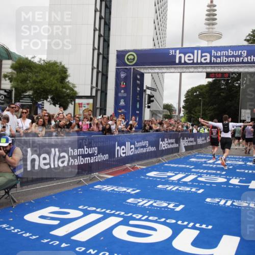 29.06.2025 - hella hamburg halbmarathon Michael Strokosch http://msf.ph/oto/8250966 29.06.2025 10:58:17 Ziel 1563, 2907, 4426, 4592, 6104, 8290, 9230, 14631, 15125, 18068 meine-sportfotos.de