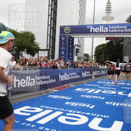29.06.2025 - hella hamburg halbmarathon Michael Strokosch http://msf.ph/oto/8250999 29.06.2025 10:58:17 Ziel 1563, 2907, 4426, 4592, 6104, 8290, 9230, 14631, 15125, 18068 meine-sportfotos.de