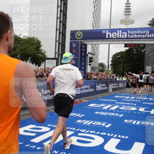 29.06.2025 - hella hamburg halbmarathon Michael Strokosch http://msf.ph/oto/8251031 29.06.2025 10:58:18 Ziel 1595, 2907, 4426, 4592, 6104, 8290, 9230, 11645, 14631, 15125, 18068 meine-sportfotos.de