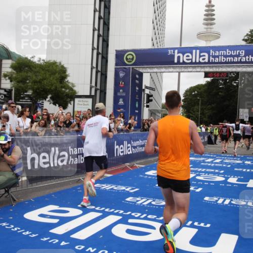 29.06.2025 - hella hamburg halbmarathon Michael Strokosch http://msf.ph/oto/8251069 29.06.2025 10:58:19 Ziel 1595, 2907, 4426, 4592, 6104, 8290, 9230, 11645, 14631, 15125, 18068 meine-sportfotos.de