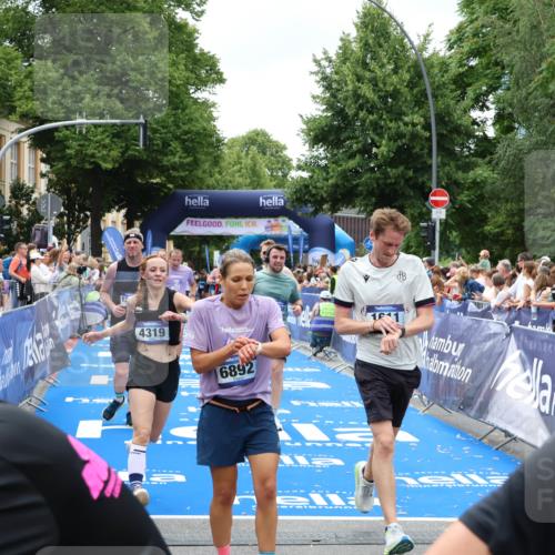 29.06.2025 - hella hamburg halbmarathon Zöllner http://msf.ph/oto/8251090 29.06.2025 10:58:12 Ziel 1563, 1611, 2907, 4319, 4426, 6892, 8290, 10408, 13666, 15125, 15189 meine-sportfotos.de