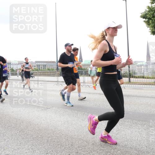29.06.2025 - hella hamburg halbmarathon Lena Gebhardt http://msf.ph/oto/8251097 29.06.2025 10:34:09 Lombardsbrücke 1189, 1275, 1417, 1672, 1705, 1787, 1896, 2265, 2412, 2464, 2482, 2496, 2510, 2511, 2526, 2801, 2933, 3145, 3264, 3340, 3345, 3560, 3829, 3848, 4479, 4696, 4807, 4824, 4826, 4942, 5096, 5141, 5557, 5561, 5566, 5584, 5609, 5691, 5821, 5822, 5887, 6105, 6364, 6515, 6516, 6571, 6574, 6956, 7027, 7324, 7329, 7565, 8202, 8277, 8349, 8375, 8377, 8383, 8401, 8965, 9094, 9379, 9875, 9995, 10007, 10071, 10360, 10561, 10564, 11872, 13957, 16919, 17230, 18941 meine-sportfotos.de