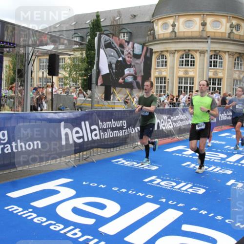 29.06.2025 - hella hamburg halbmarathon Michael Strokosch http://msf.ph/oto/8251101 29.06.2025 10:50:00 Ziel 2540, 3692, 3852, 7100, 7657, 8454, 8455, 9213, 9491, 9597, 12271, 12527, 12733, 13225, 13758, 16716, 16732, 16887, 19109, 19112 meine-sportfotos.de