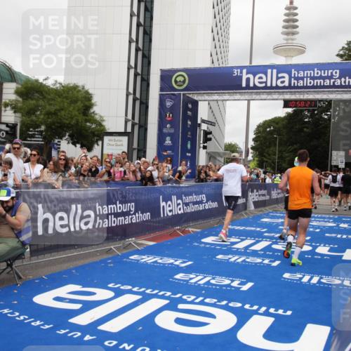 29.06.2025 - hella hamburg halbmarathon Michael Strokosch http://msf.ph/oto/8251102 29.06.2025 10:58:20 Ziel 1595, 4426, 4592, 4708, 6104, 6147, 8290, 9230, 11645, 14631, 18068 meine-sportfotos.de