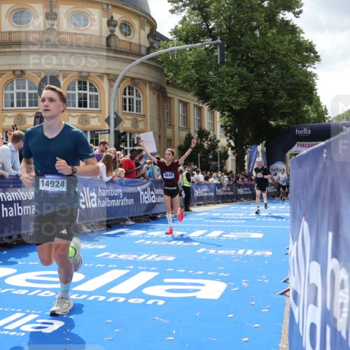29.06.2025 - hella hamburg halbmarathon Strokosch-Dieckow http://msf.ph/oto/8251121 29.06.2025 10:40:27 Ziel 6649, 7284, 8370, 8966, 10978, 11767, 12365, 12540, 14924, 15015, 15164, 15247, 17214, 17245, 17916, 18192 meine-sportfotos.de