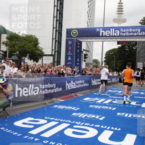 29.06.2025 - hella hamburg halbmarathon Michael Strokosch http://msf.ph/oto/8251151 29.06.2025 10:58:20 Ziel 1595, 4426, 4592, 4708, 6104, 6147, 8290, 9230, 11645, 14631, 18068 meine-sportfotos.de