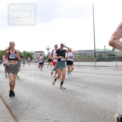 29.06.2025 - hella hamburg halbmarathon Lena Gebhardt http://msf.ph/oto/8251169 29.06.2025 10:45:41 Lombardsbrücke 1004, 1033, 1060, 1085, 1100, 1104, 1421, 1426, 1555, 1713, 1798, 1854, 1983, 2008, 2216, 2217, 2398, 2522, 2550, 2657, 2664, 2917, 2954, 2965, 2973, 3160, 3164, 3357, 3377, 3879, 3993, 4099, 4102, 4104, 4224, 4306, 4317, 4388, 4504, 4572, 4820, 4851, 5044, 5099, 5108, 5339, 5635, 5636, 5949, 6133, 6150, 6333, 6623, 6763, 6788, 6911, 6922, 6980, 7268, 7283, 7356, 7530, 7541, 7605, 7859, 8605, 8745, 9120, 9121, 9620, 10030, 10182, 10225, 10327, 10329, 10367, 10511, 11314 meine-sportfotos.de