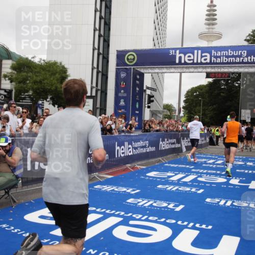 29.06.2025 - hella hamburg halbmarathon Michael Strokosch http://msf.ph/oto/8251189 29.06.2025 10:58:21 Ziel 1595, 4592, 4708, 6104, 6147, 9230, 9485, 11645, 14631, 15434, 18068 meine-sportfotos.de