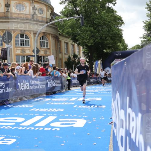 29.06.2025 - hella hamburg halbmarathon Strokosch-Dieckow http://msf.ph/oto/8251193 29.06.2025 10:40:29 Ziel 6649, 7284, 8966, 10978, 11767, 12365, 12540, 14924, 15015, 15164, 15247, 15542, 17214, 17245, 17724, 17916, 18192 meine-sportfotos.de