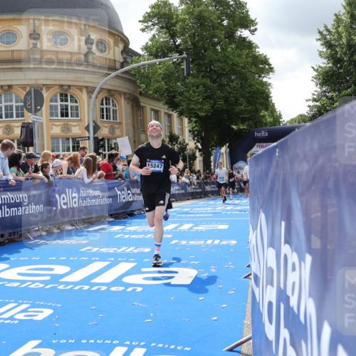 29.06.2025 - hella hamburg halbmarathon Strokosch-Dieckow http://msf.ph/oto/8251211 29.06.2025 10:40:29 Ziel 6649, 7284, 8966, 10978, 11767, 12365, 12540, 14924, 15015, 15164, 15247, 15542, 17214, 17245, 17724, 17916, 18192 meine-sportfotos.de