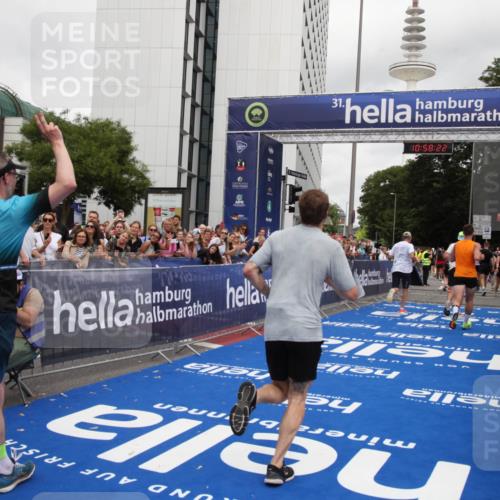 29.06.2025 - hella hamburg halbmarathon Michael Strokosch http://msf.ph/oto/8251223 29.06.2025 10:58:21 Ziel 1595, 4592, 4708, 6104, 6147, 9230, 9485, 11645, 14631, 15434, 18068 meine-sportfotos.de