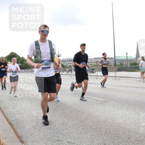 29.06.2025 - hella hamburg halbmarathon Lena Gebhardt http://msf.ph/oto/8251227 29.06.2025 10:34:09 Lombardsbrücke 1189, 1275, 1417, 1672, 1705, 1787, 1896, 2265, 2412, 2464, 2482, 2496, 2510, 2511, 2526, 2801, 2933, 3145, 3264, 3340, 3345, 3560, 3829, 3848, 4479, 4696, 4807, 4824, 4826, 4942, 5096, 5141, 5557, 5561, 5566, 5584, 5609, 5691, 5821, 5822, 5887, 6105, 6364, 6515, 6516, 6571, 6574, 6956, 7027, 7324, 7329, 7565, 8202, 8277, 8349, 8375, 8377, 8383, 8401, 8965, 9094, 9379, 9875, 9995, 10007, 10071, 10360, 10561, 10564, 11872, 13957, 16919, 17230, 18941 meine-sportfotos.de