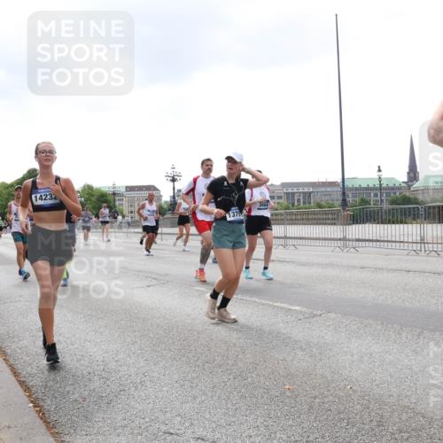 29.06.2025 - hella hamburg halbmarathon Lena Gebhardt http://msf.ph/oto/8251230 29.06.2025 10:45:41 Lombardsbrücke 1004, 1033, 1060, 1085, 1100, 1104, 1421, 1426, 1555, 1713, 1798, 1854, 1983, 2008, 2216, 2217, 2398, 2522, 2550, 2657, 2664, 2917, 2954, 2965, 2973, 3160, 3164, 3357, 3377, 3879, 3993, 4099, 4102, 4104, 4224, 4306, 4317, 4388, 4504, 4572, 4820, 4851, 5044, 5099, 5108, 5339, 5635, 5636, 5949, 6133, 6150, 6333, 6623, 6763, 6788, 6911, 6922, 6980, 7268, 7283, 7356, 7530, 7541, 7605, 7859, 8605, 8745, 9120, 9121, 9620, 10030, 10182, 10225, 10327, 10329, 10367, 10511, 11314 meine-sportfotos.de