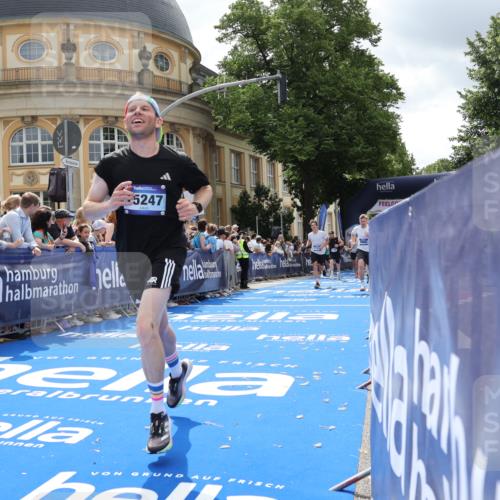 29.06.2025 - hella hamburg halbmarathon Strokosch-Dieckow http://msf.ph/oto/8251241 29.06.2025 10:40:30 Ziel 1912, 6649, 7284, 8966, 10978, 11767, 12365, 12540, 14924, 15015, 15164, 15247, 15542, 17214, 17245, 17724, 18192 meine-sportfotos.de