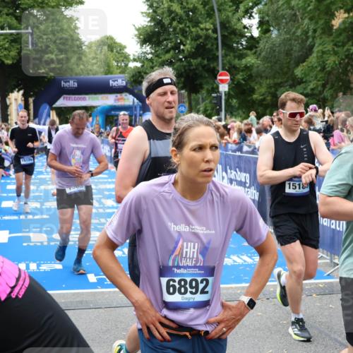 29.06.2025 - hella hamburg halbmarathon Zöllner http://msf.ph/oto/8251266 29.06.2025 10:58:15 Ziel 1563, 2907, 4426, 6104, 8290, 14631, 15125, 15189, 18068 meine-sportfotos.de