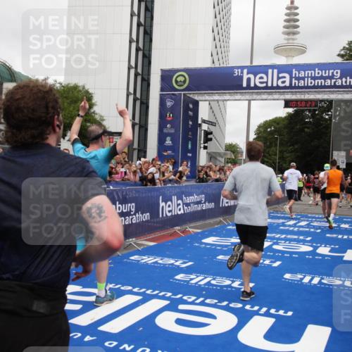 29.06.2025 - hella hamburg halbmarathon Michael Strokosch http://msf.ph/oto/8251269 29.06.2025 10:58:21 Ziel 1595, 4592, 4708, 6104, 6147, 9230, 9485, 11645, 14631, 15434, 18068 meine-sportfotos.de