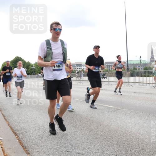 29.06.2025 - hella hamburg halbmarathon Lena Gebhardt http://msf.ph/oto/8251292 29.06.2025 10:34:10 Lombardsbrücke 1189, 1275, 1417, 1672, 1705, 1787, 1896, 2265, 2412, 2464, 2482, 2496, 2510, 2511, 2526, 2801, 2933, 3145, 3264, 3340, 3345, 3560, 3829, 3848, 4479, 4540, 4696, 4807, 4824, 4826, 4942, 5557, 5561, 5566, 5584, 5609, 5691, 5821, 5822, 5887, 6105, 6364, 6515, 6516, 6571, 6574, 6956, 7027, 7324, 7329, 7565, 8202, 8277, 8349, 8375, 8377, 8383, 8401, 8965, 9094, 9379, 9875, 9995, 10007, 10071, 10360, 10561, 10564, 11872, 13957, 16919, 17230, 18158, 18941 meine-sportfotos.de