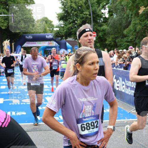29.06.2025 - hella hamburg halbmarathon Zöllner http://msf.ph/oto/8251297 29.06.2025 10:58:16 Ziel 1563, 2907, 4426, 4592, 6104, 8290, 9230, 14631, 15125, 18068 meine-sportfotos.de