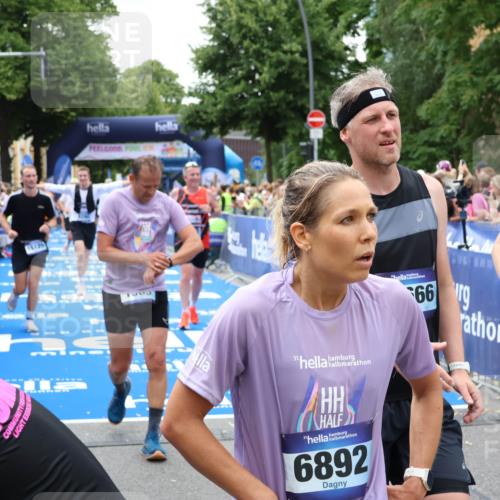 29.06.2025 - hella hamburg halbmarathon Zöllner http://msf.ph/oto/8251307 29.06.2025 10:58:16 Ziel 1563, 2907, 4426, 4592, 6104, 8290, 9230, 14631, 15125, 18068 meine-sportfotos.de