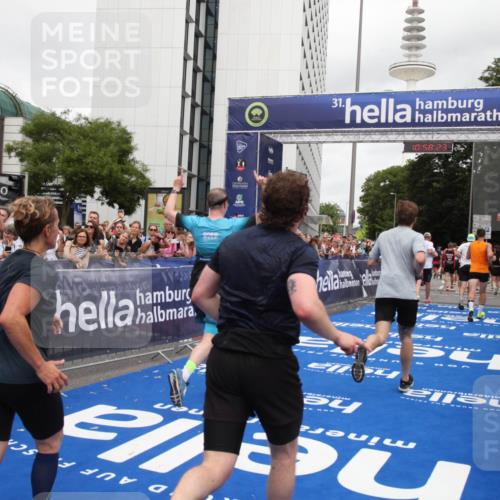 29.06.2025 - hella hamburg halbmarathon Michael Strokosch http://msf.ph/oto/8251314 29.06.2025 10:58:22 Ziel 1595, 4592, 4708, 6104, 6138, 6147, 9230, 9485, 11645, 14631, 15434, 18068 meine-sportfotos.de