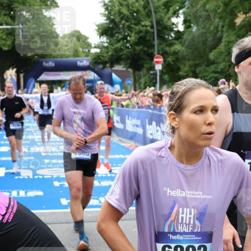 29.06.2025 - hella hamburg halbmarathon Zöllner http://msf.ph/oto/8251323 29.06.2025 10:58:16 Ziel 1563, 2907, 4426, 4592, 6104, 8290, 9230, 14631, 15125, 18068 meine-sportfotos.de